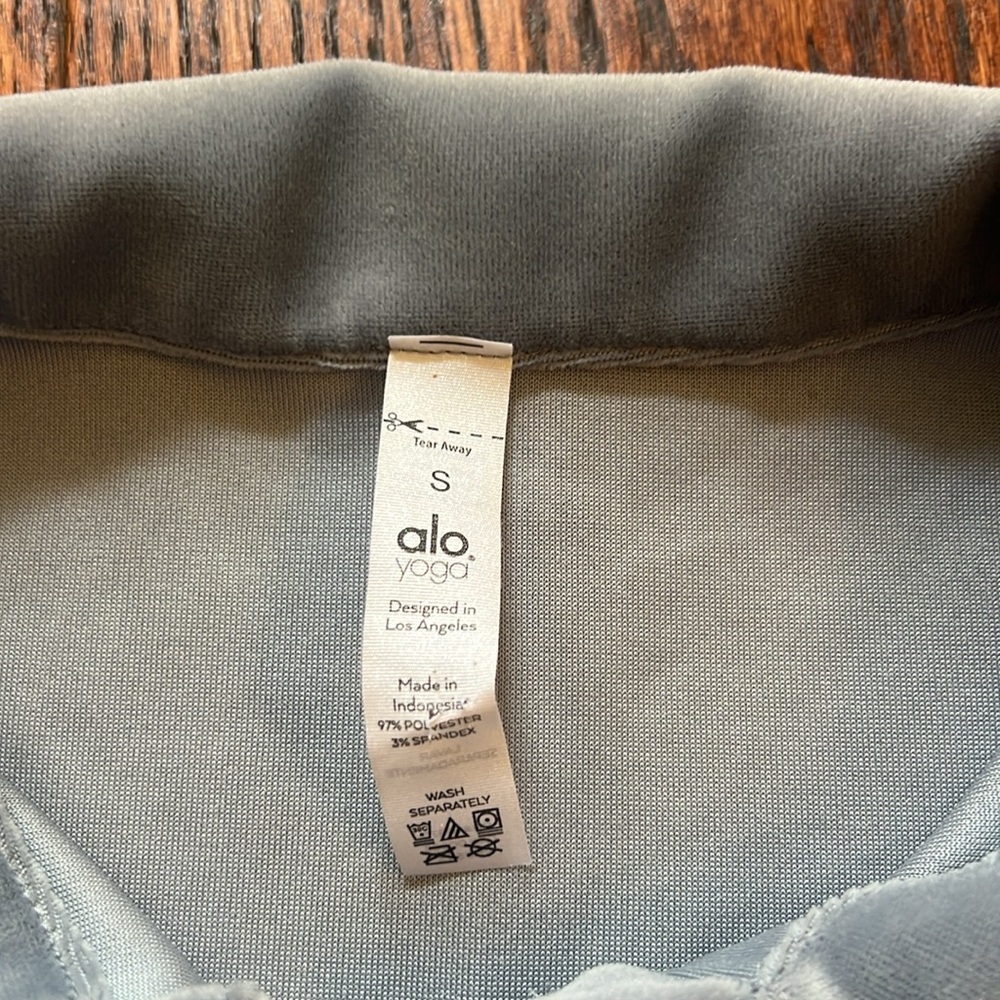 VGUC Alo cropped Velour choice polo - Picture 3 of 6